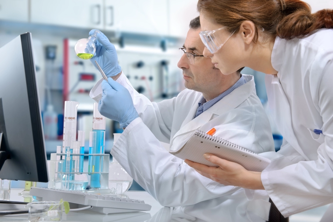 MyCond MHDM-3S Raziskovalci v laboratoriju delajo s kemičnimi reagenti
