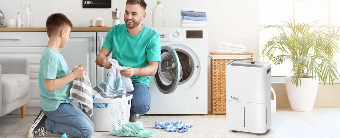 MyCond Roomer Eco 25 Oče in sin uživata v prijetnem domačem okolju.
