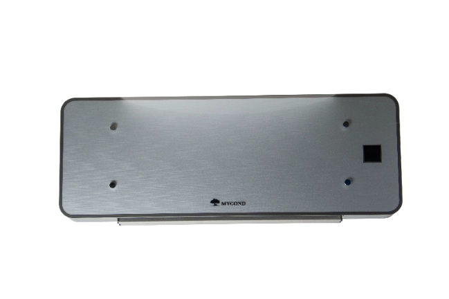 Elegantna enota MyCond srebrne serije Glass Wall fan coil z modernim dizajnom.