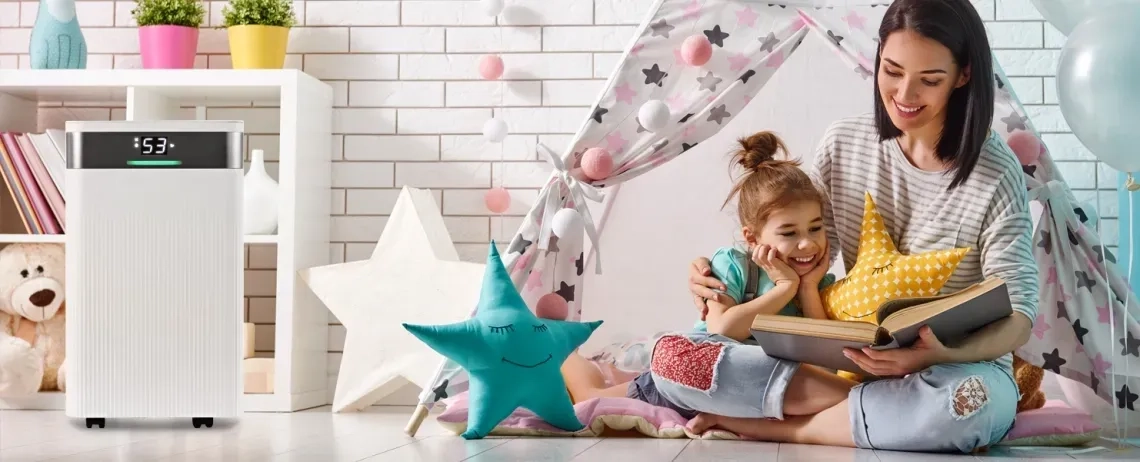 Kompakten in eleganten razvlaževalnik zraka MYCOND Tibo Eco 12 v otroški sobi, ki zagotavlja zanesljivo odstranjevanje vlage in nadzor prek omrežja Wi-Fi.