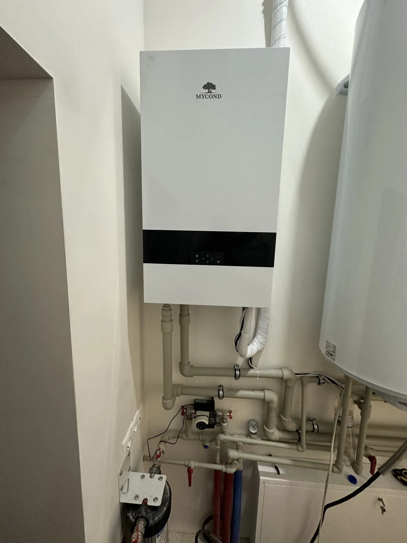 Samostojna vila s toplotnimi črpalkami Mycond Split BeeHeat MHS-U14BH