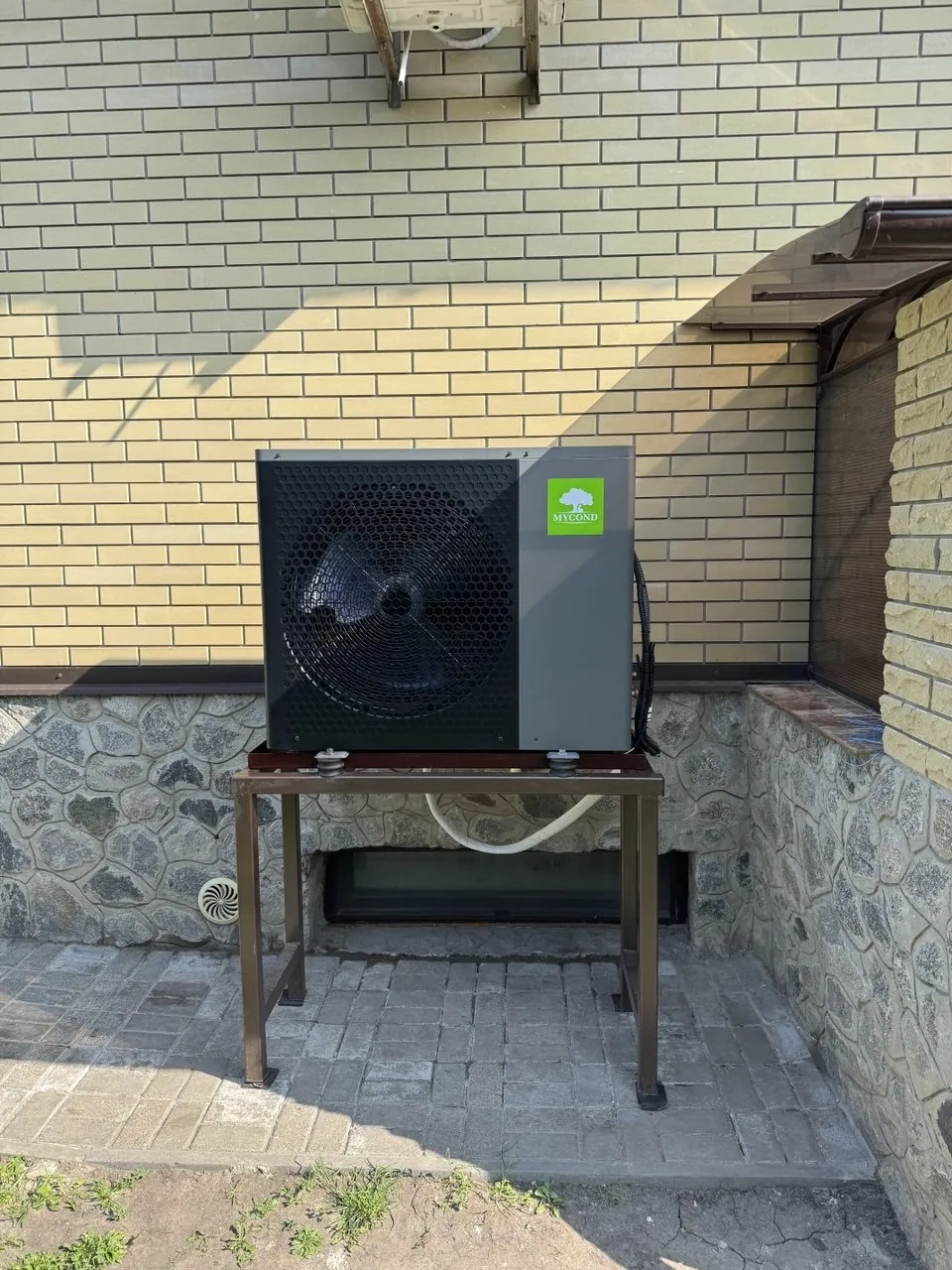 Koča opremljena s toplotnimi črpalkami Mycond Split serije BeeHeat