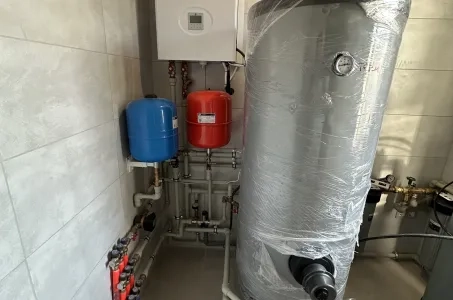 Samostojna vila s toplotnimi črpalkami Mycond Split BeeHeat MHS-U12BH