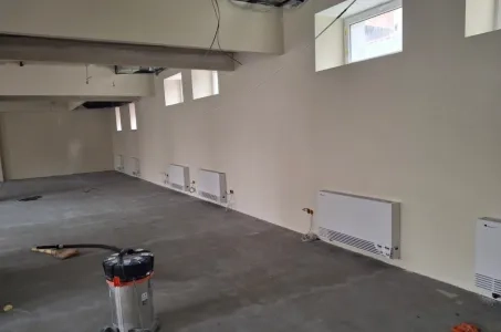 Industrijski objekt s stenskimi ventilatorskimi konvektorji Mycond