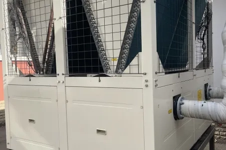 Industrijski objekt z modularno toplotno črpalko Mycond STANDARD MCU