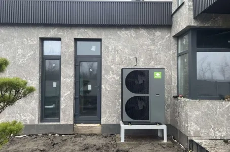 Sodobna zasebna hiša z Mycond BeeThermic Monoblock toplotno črpalko
